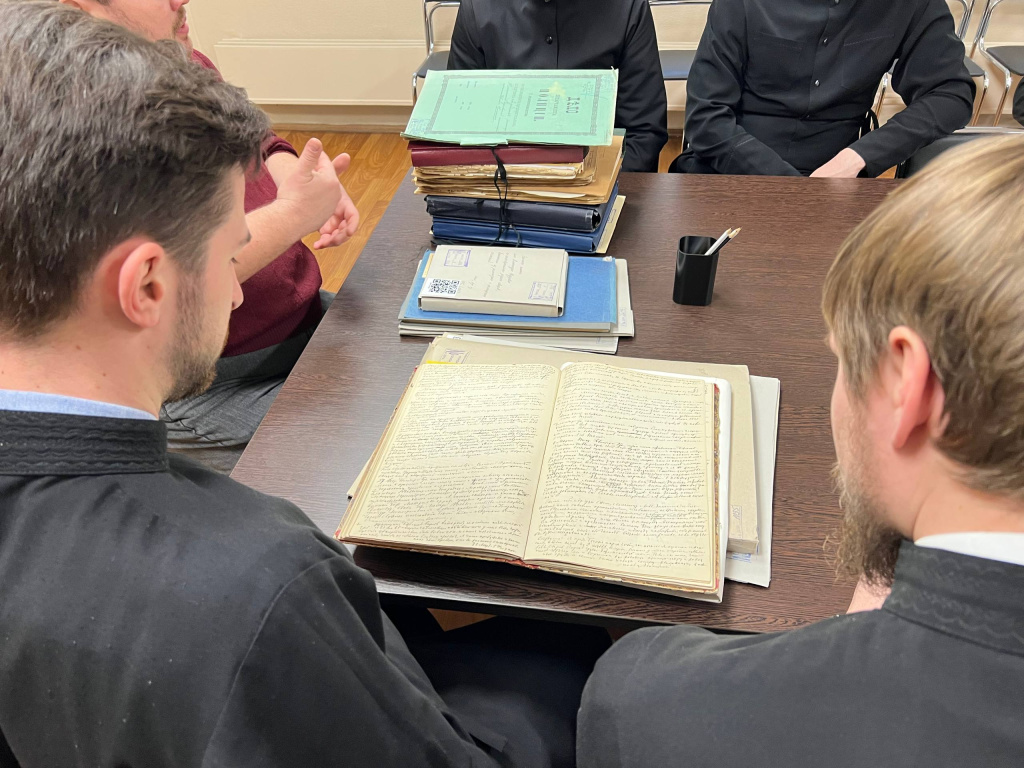 архив, документы, два студента